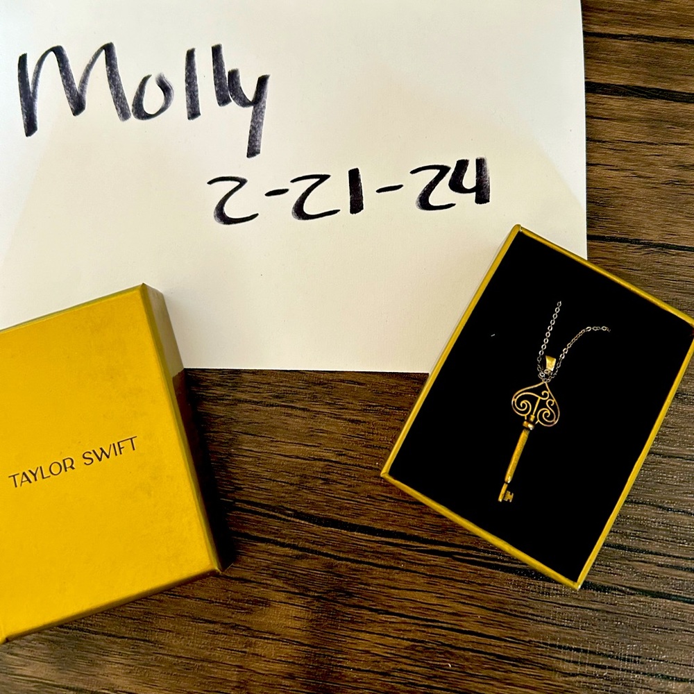 💛🫶 Taylor Swift Fearless TV Key Necklace BNIP 🫶💛
